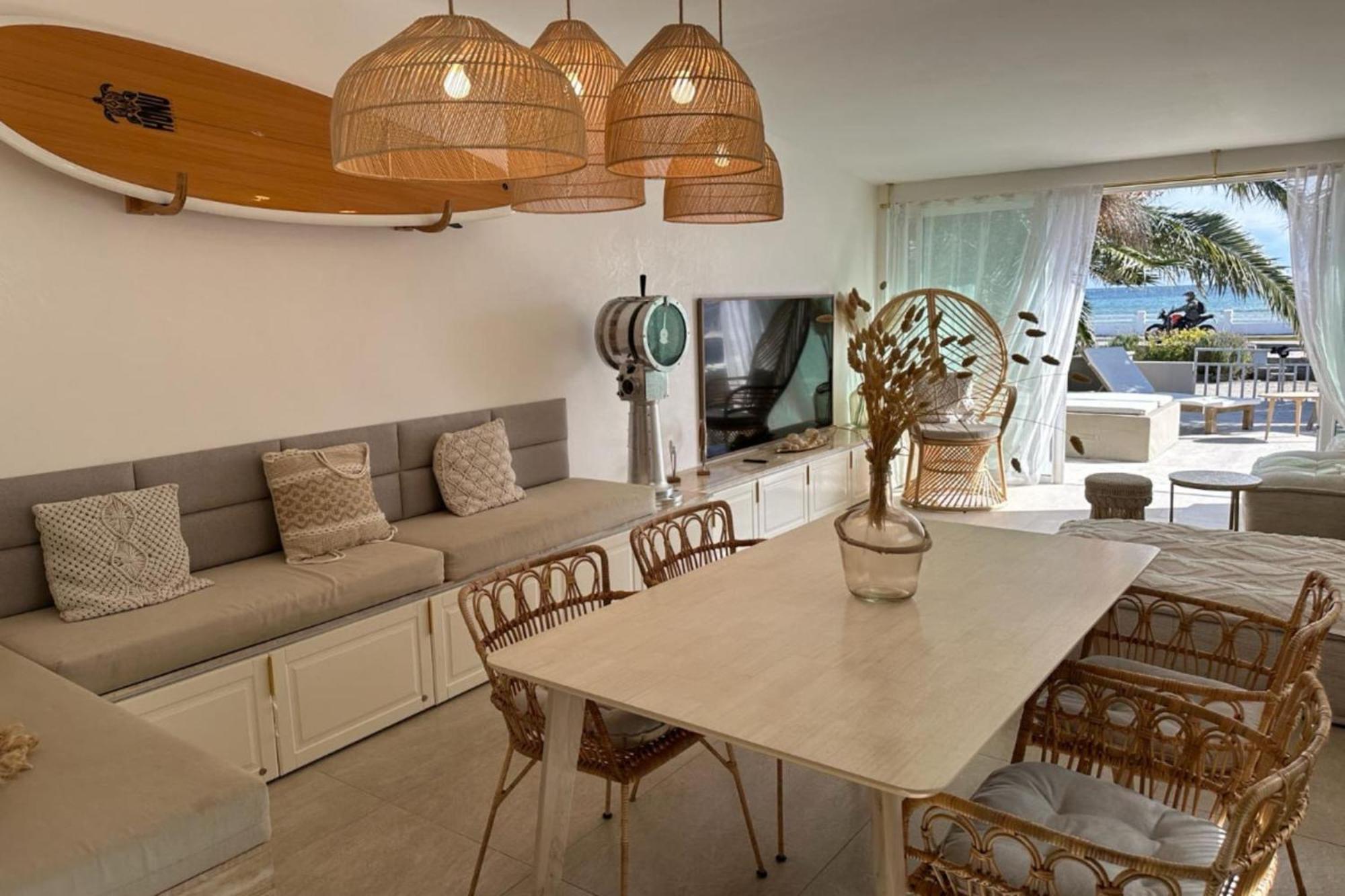 Beautiful House With Terrace Sea Front - Hébergement de vacances *